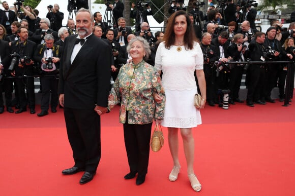 Marthe Villalonga entre Pascale Pouzadoux et son mari Antoine Duléry - Montée des marches du film "Ma Loute" lors du 69e Festival International du Film de Cannes. Le 13 mai 2016. © Borde-Jacovides-Moreau/Bestimage