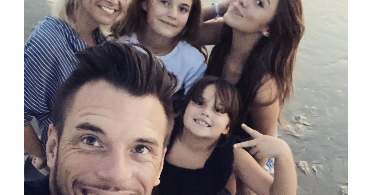 Norbert Tarayre avec ses filles et sa compagne Abi Instagram Purepeople
