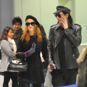 Marilyn Manson et sa petite amie Evan Rachel Wood arrivent à l'aéroport Roissy Charles de Gaulle à Paris en décembre 2009.