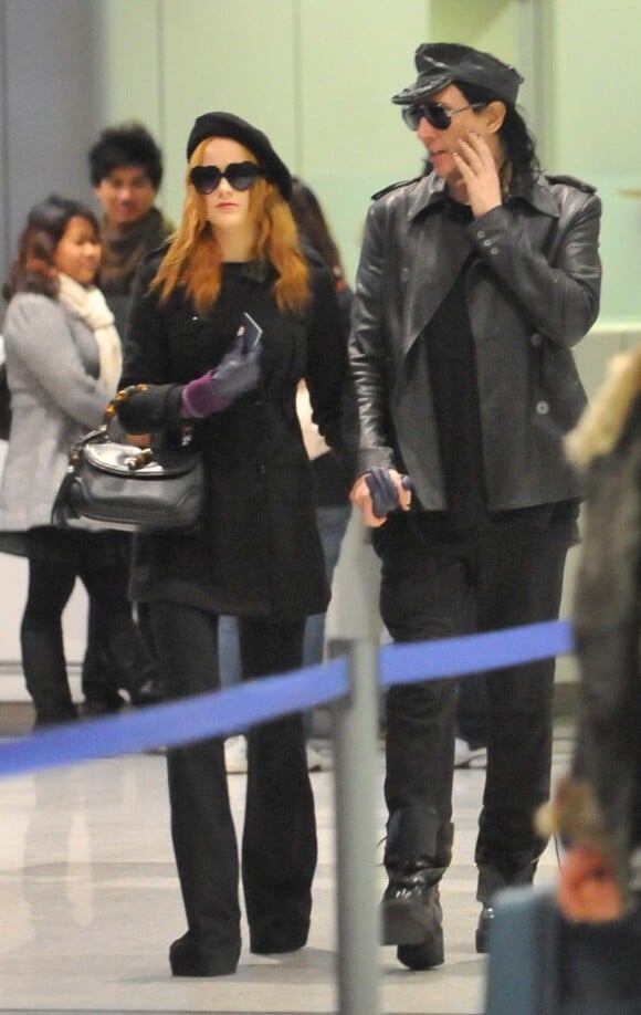 Marilyn Manson et sa petite amie Evan Rachel Wood arrivent à l'aéroport Roissy Charles de Gaulle à Paris en décembre 2009.