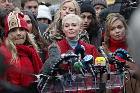 Rose McGowan, Rosanna Arquette et Lauren Sivan lors d'une la conférence de presse - Le procès pour viols et agressions sexuelles d'H.Weinstein s'est ouvert à New York City, New York, Etats-Unis, le 6 janvier 2020. 