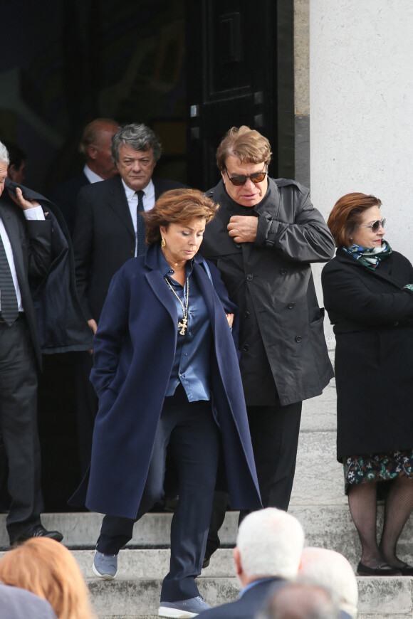 Jean-Louis Borloo, Bernard Tapie et sa femme Dominique Tapie - Sorties de obsèques de Jean-Noël Tassez, le compagnon de Charlotte Rampling, au crématorium du cimetière du Père-Lachaise à Paris, le 9 octobre 2015.