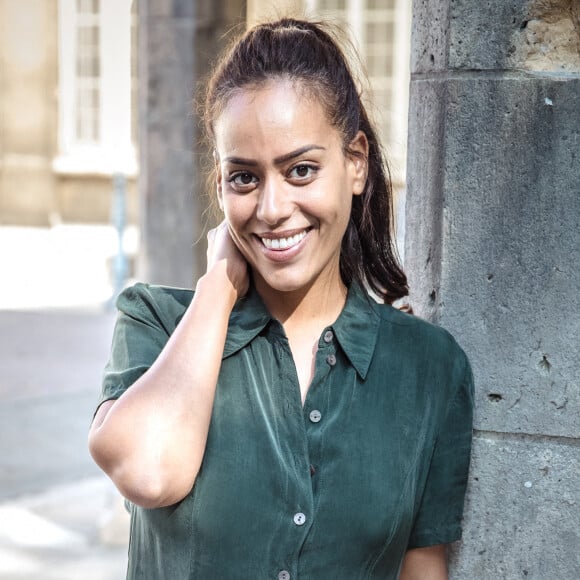 Exclusif - Prix spécial - No Web - Amel Bent en marge du tournage du téléfilm de France 3 "Les sandales blanches" (diffusé le 25 janvier 2021) à Meudon le 18 septembre 2020 © Cyril Moreau / Bestimage