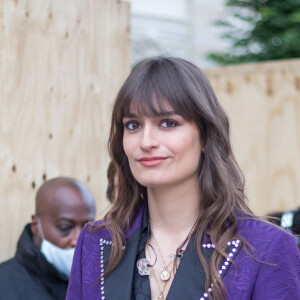 Clara Luciani - Backstage de l'enregistrement de l'émission "La chanson de l'année" dans les jardins du Palais Royal à Paris, qui sera diffusée le 12 juin sur TF1. Le 11 juin 2020 © Cyril Moreau / Bestimage