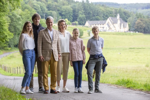 Princesse Elisabeth, Prince Gabriel, le roi Philippe de Belgique, la reine Mathilde de Belgique, Princesse Eleonore et Prince Emmanuel - La famille royale de Belgique lors d'une visite du "Tombeau géant " à Botassart en Belgique le 28 juin 2020.