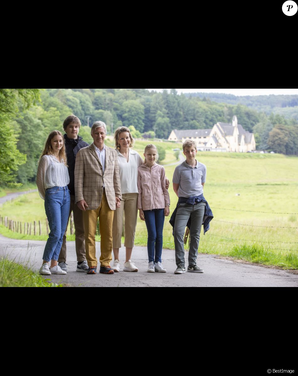Princesse Elisabeth, Prince Gabriel, le roi Philippe de Belgique, la reine Mathilde de Belgique, Princesse Eleonore et Prince Emmanuel - La famille royale de Belgique lors d'une visite du "Tombeau géant " à Botassart en Belgique le 28 juin 2020.