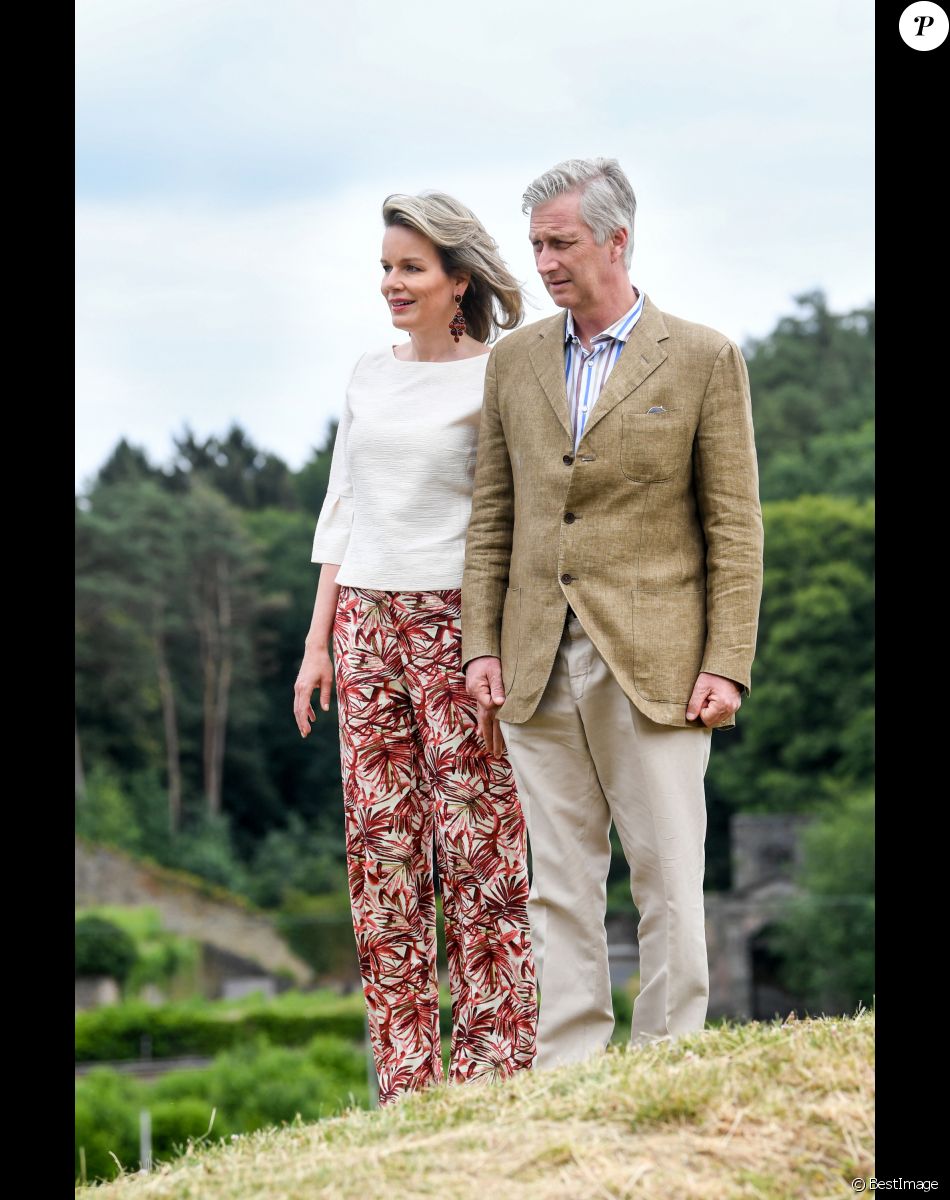 Le roi Philippe et la reine Mathilde de Belgique visitent la ville de Villers-la-Ville lors de leurs vacances en Belgique.