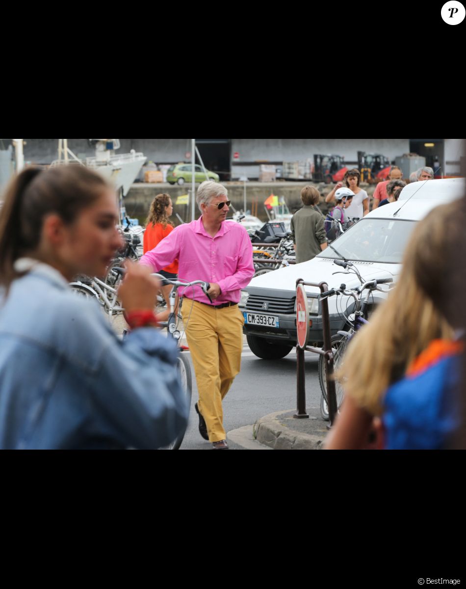 Exclusif - Le roi Philippe de Belgique sur le port de Joinville sur l'îe-d'Yeu, en France, en 2017.
