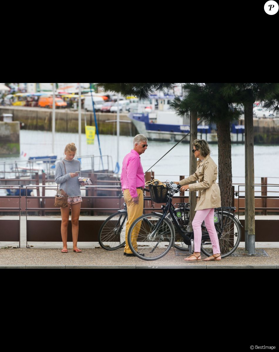 Le roi Philippe de Belgique, la reine Mathilde de Belgique et la princesse héritière Elisabeth de Belgique se baladent sur le port de Joinville sur l'îe-d'Yeu, France, le 4 août 2017, lors de leurs vacances en famille.