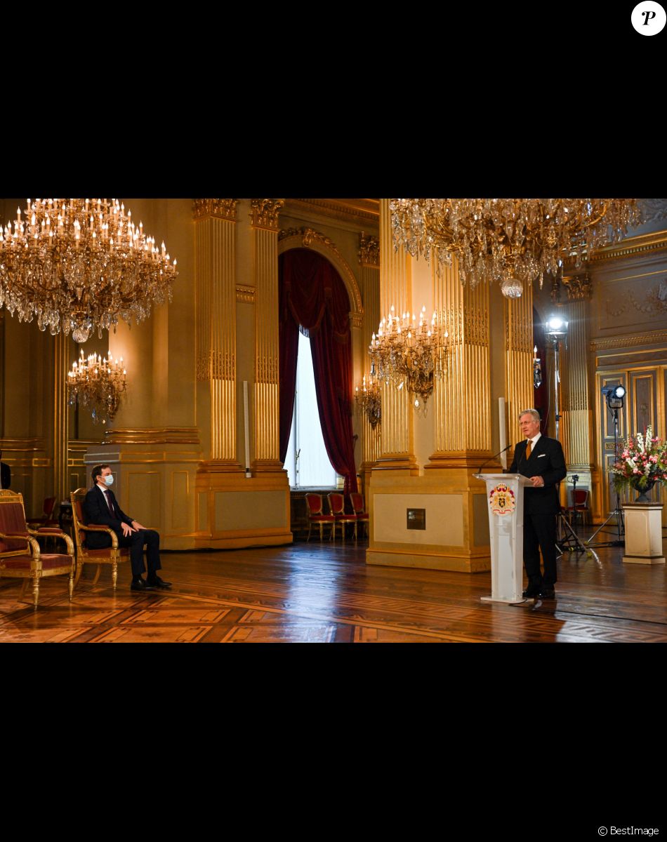 Le roi Philippe de Belgique et le Premier Ministre Alexander De Croo prononcent un discours dans la salle du Trône du Palais Royal, lors d'une cérémonie digitale des voeux de Nouvel An des Autorités du Pays. Belgique, Bruxelles, le 28 janvier 2021.
