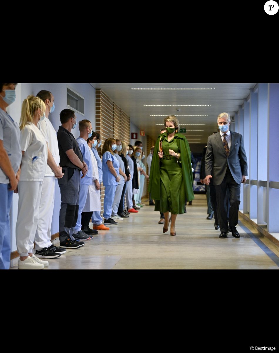 Le roi Philippe de Belgique et la reine Mathilde de Belgique visitent le Centre Hospitalier Bois de l'Abbaye à Seraing. Le 17 november 2020.