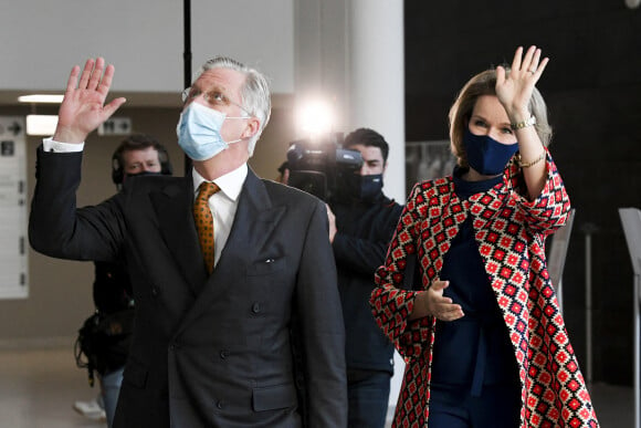 Le Roi Philippe de Belgique et la Reine Mathilde de Belgique lors d'une visite de l'hôpital " Onze-Lieve-Vrouw Ziekenhuis ", à Alost, le 4 novembre 2020.