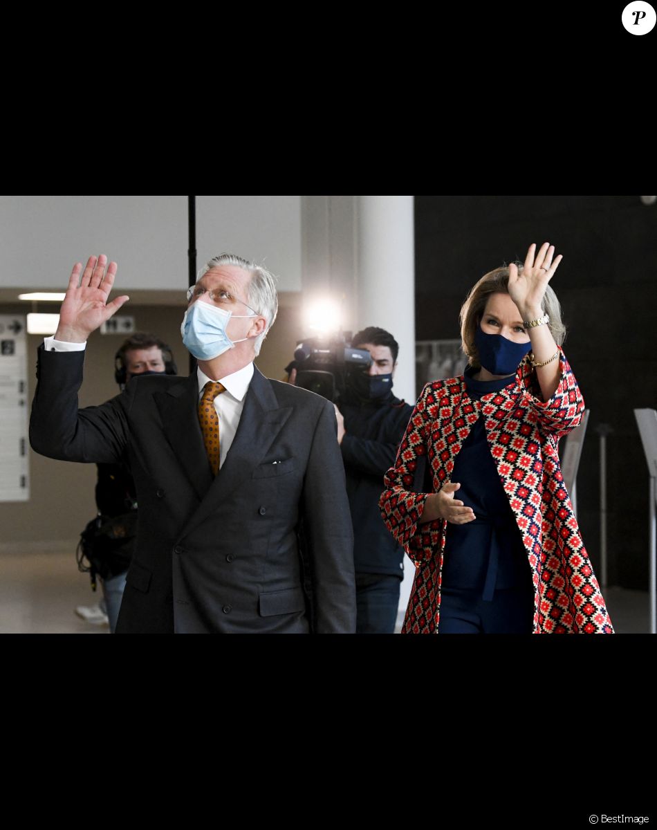Le Roi Philippe de Belgique et la Reine Mathilde de Belgique lors d'une visite de l'hôpital " Onze-Lieve-Vrouw Ziekenhuis ", à Alost, le 4 novembre 2020.