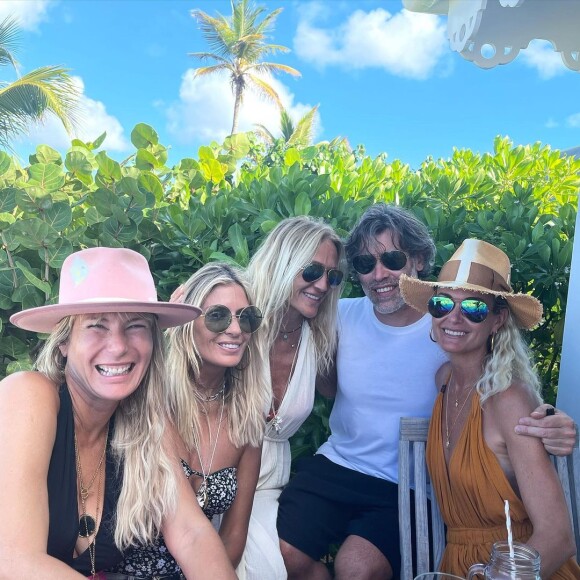 Laeticia Hallyday, son compagnon Jalil Lespert et plusieurs de ses amies sur Instagram, le 16 décembre 2020.