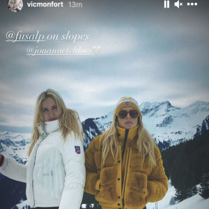 Chloé Jouannet et Victoria Monfort (fille de Nelson Monfort) à la montagne. Février 2021.