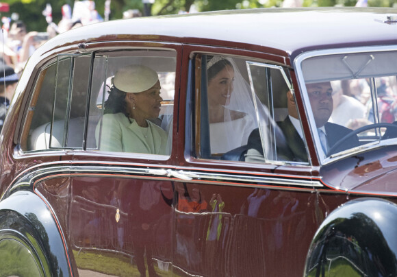 Meghan Markle, duchesse de Sussex arrive à la chapelle St. George au château de Windsor à bord d'une Rolls Royce avec sa mère Doria Ragland à ses côtés - Mariage du prince Harry et de Meghan Markle au château de Windsor le 19 mai 2018