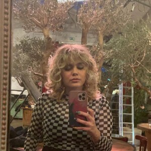 Louane a posté des photos de sa nouvelle coupe, faite spécialement pour un clip, sur son compte Instagram.