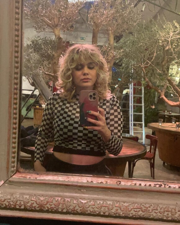Louane a posté des photos de sa nouvelle coupe, faite spécialement pour un clip, sur son compte Instagram.