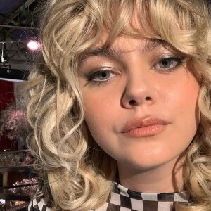 Louane a posté des photos de sa nouvelle coupe, faite spécialement pour un clip, sur son compte Instagram.