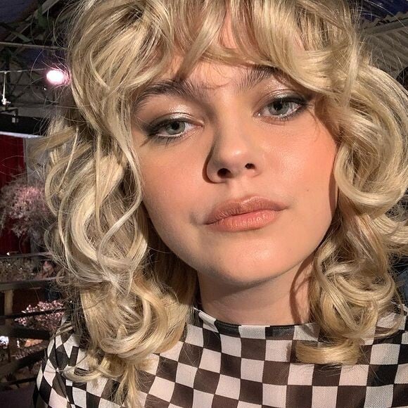Louane a posté des photos de sa nouvelle coupe, faite spécialement pour un clip, sur son compte Instagram.