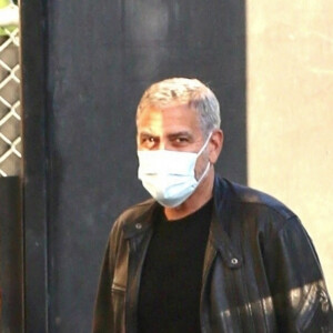 Exclusif - George Clooney arrive au El Capitan Theatre à Hollywood pour un passage dans l'émission "Jimmy Kimmel Live!" le 2 décembre 2020.