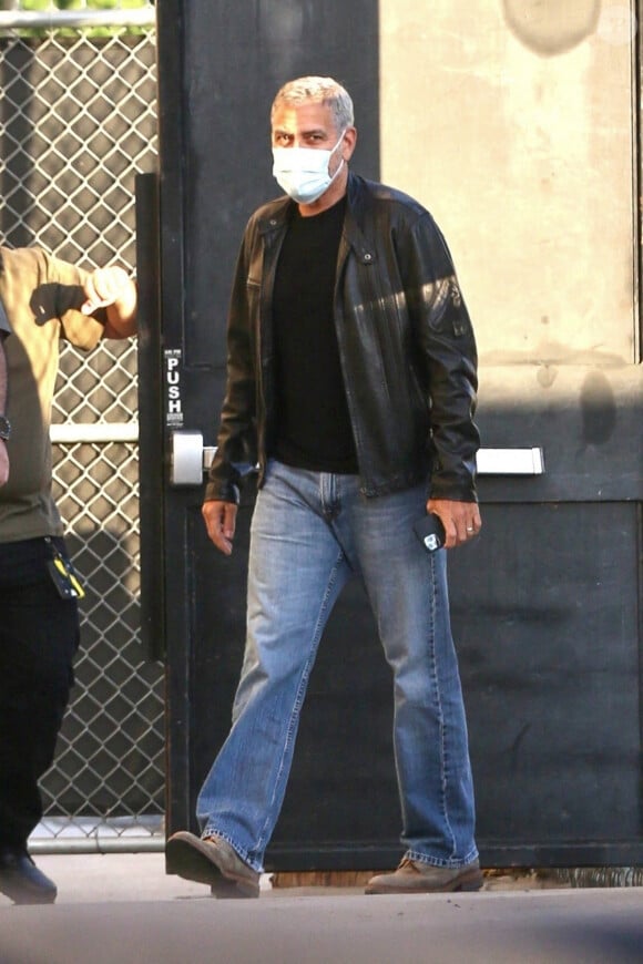 Exclusif - George Clooney arrive au El Capitan Theatre à Hollywood pour un passage dans l'émission "Jimmy Kimmel Live!" le 2 décembre 2020.