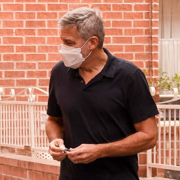 Exclusif - George Clooney sort discrètement d'un immeuble dans le quartier de Beverly Hills et monte dans une voiture où une mystérieuse inconnue l'attend à Los Angeles, le 24 octobre 2020.