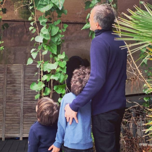 Léa Salamé partage une photo de Raphaël Glucksmann avec leur fils Gabriel et son aîné - Instagram