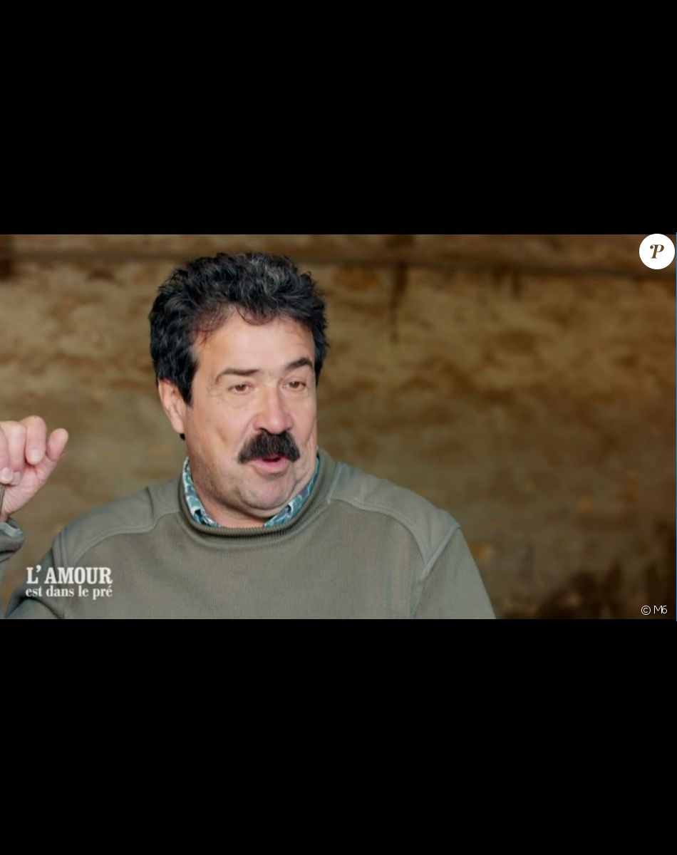 Hervé le moustachu, lors du tournage de son portrait de "L'amour est dans le pré 2021", diffusé le 8 février sur M6
