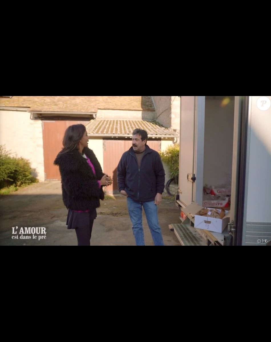 Hervé le moustachu, lors du tournage de son portrait de "L'amour est dans le pré 2021", diffusé le 8 février sur M6
