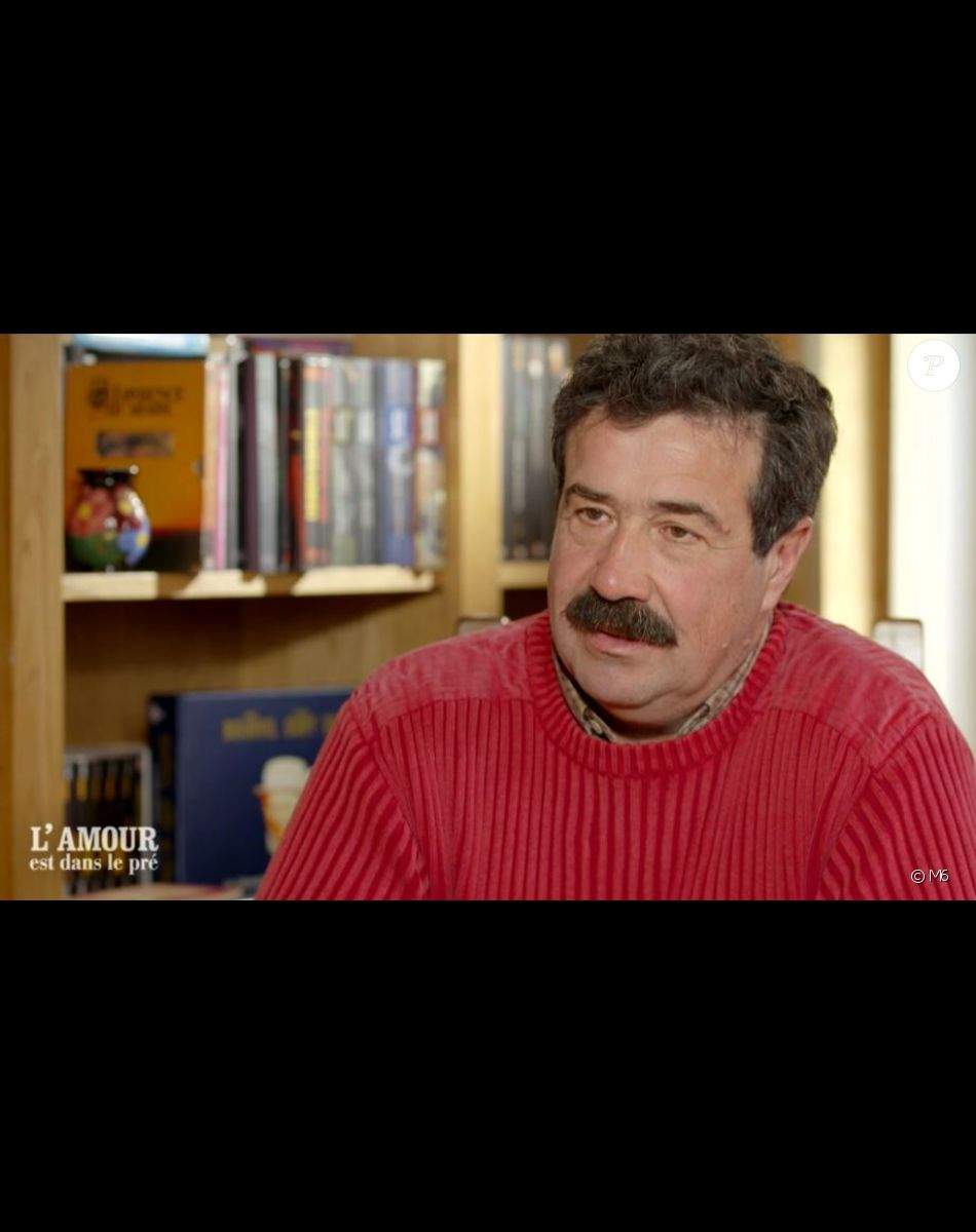 Hervé le moustachu, lors du tournage de son portrait de "L'amour est dans le pré 2021", diffusé le 8 février sur M6