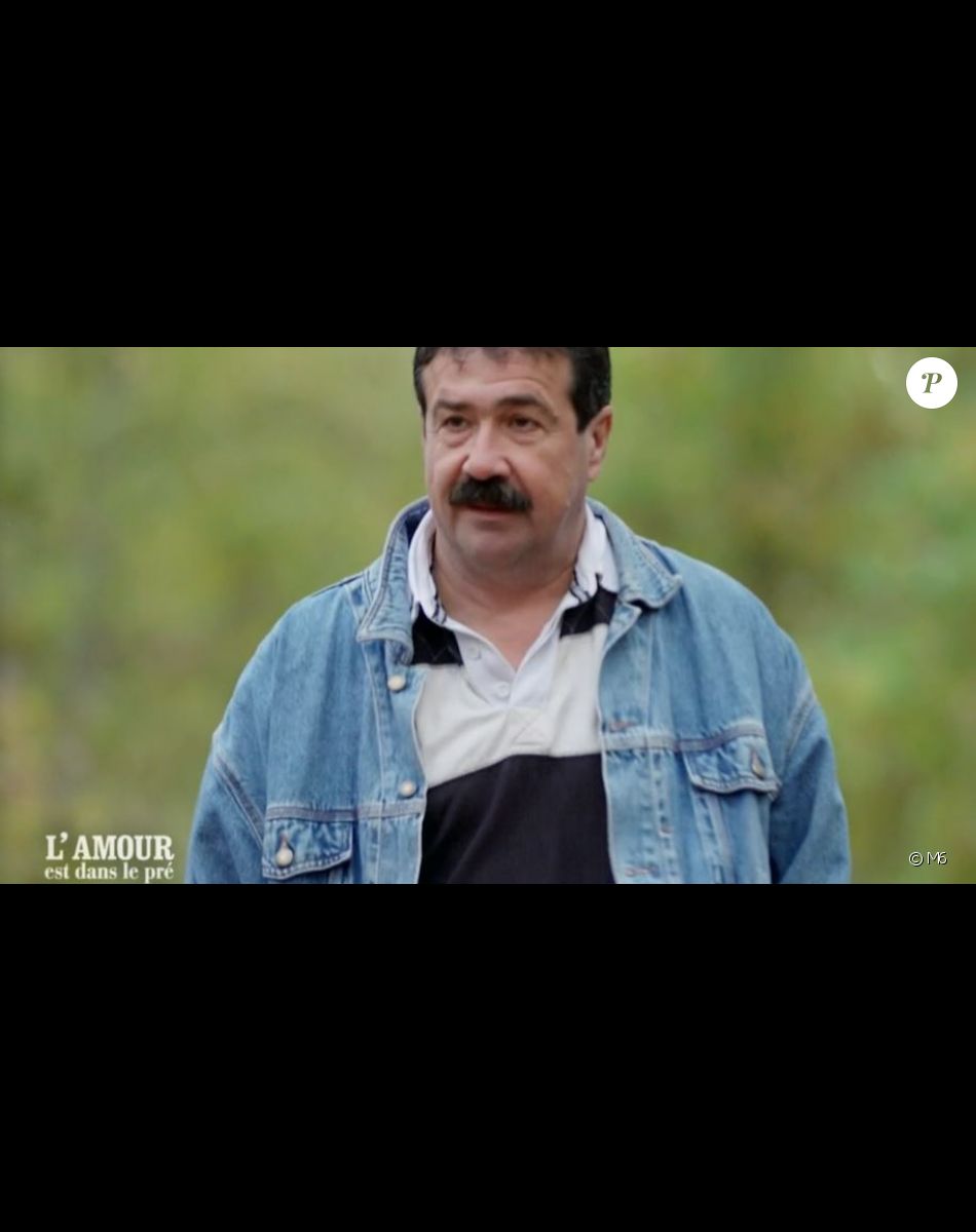 Hervé le moustachu, lors du tournage de son portrait de "L'amour est dans le pré 2021", diffusé le 8 février sur M6