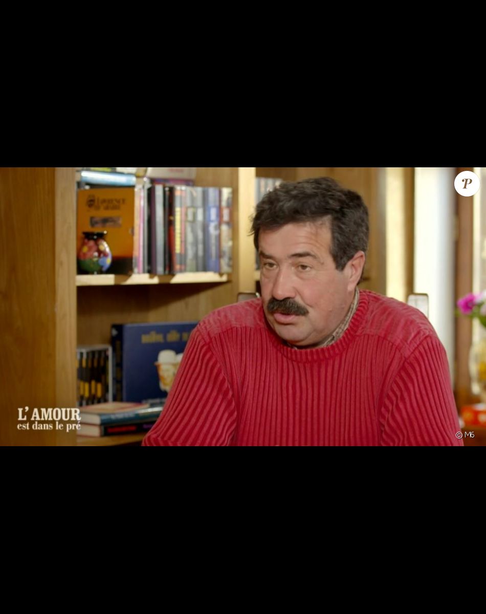 Hervé le moustachu, lors du tournage de son portrait de "L'amour est dans le pré 2021", diffusé le 8 février sur M6