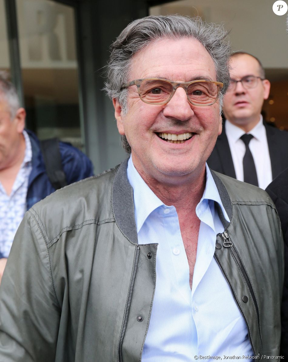Daniel Auteuil - People à la sortie de la station RTL à Paris le 31 octobre 2019. © Jonathan Rebboah / Panoramic / Bestimage