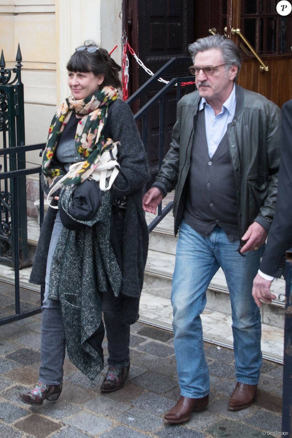 Daniel Auteuil et sa femme Aude Ambroggi à la sortie de l'hommage à Jacques Higelin au Cirque d'Hiver à Paris le 12 avril 2018.
