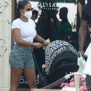 Christina Milian sort déjeuner à Los Angeles le 6 septembre 2020. Elle promène en landau son fils Isaiah Pokora, elle porte un masque et se lave consciencieusement les mains pour faire face à l'épidémie de Coronavirus (COVID-19).