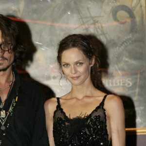 Archives - Johnny Depp et sa compagne Vanessa Paradis - Première du film "Pirates des Caraïbes : Le Secret du coffre maudit" à Paris le 6 juillet 2006. © Frédéric Piau / Bestimage 