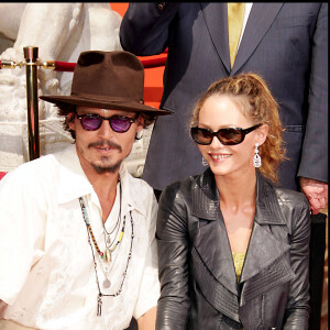 Johnny Depp soutenu par Vanessa Paradis lors de la pose de ses empreintes à Hollywood
