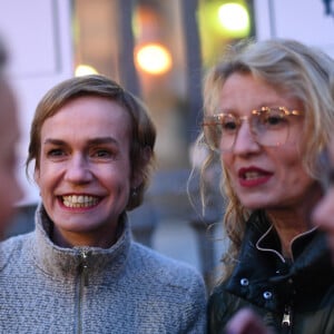 Exclusif - Sandrine Bonnaire et Alexandra Lamy au vernissage de l'exposition "Libres et égales" à Paris. Le 6 mars 2020. © Rachid Bellak/Bestimage