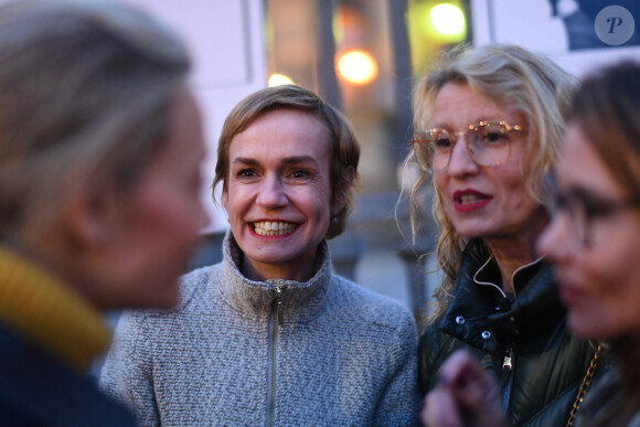 Exclusif - Sandrine Bonnaire et Alexandra Lamy au vernissage de l'exposition "Libres et égales" à Paris. Le 6 mars 2020. © Rachid Bellak/Bestimage