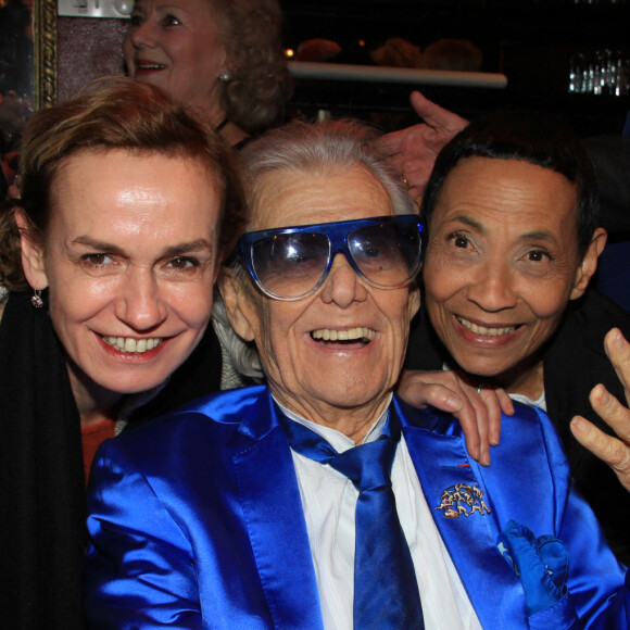 Exclusif - Sandrine Bonnaire, Michou et Maddly Bamy - Remise d'un chèque pour l'association Les p'tits poulbots de Montmartre au cabaret Chez Michou à Paris. Le 19 janvier 2020. © Philippe Baldini/Bestimage