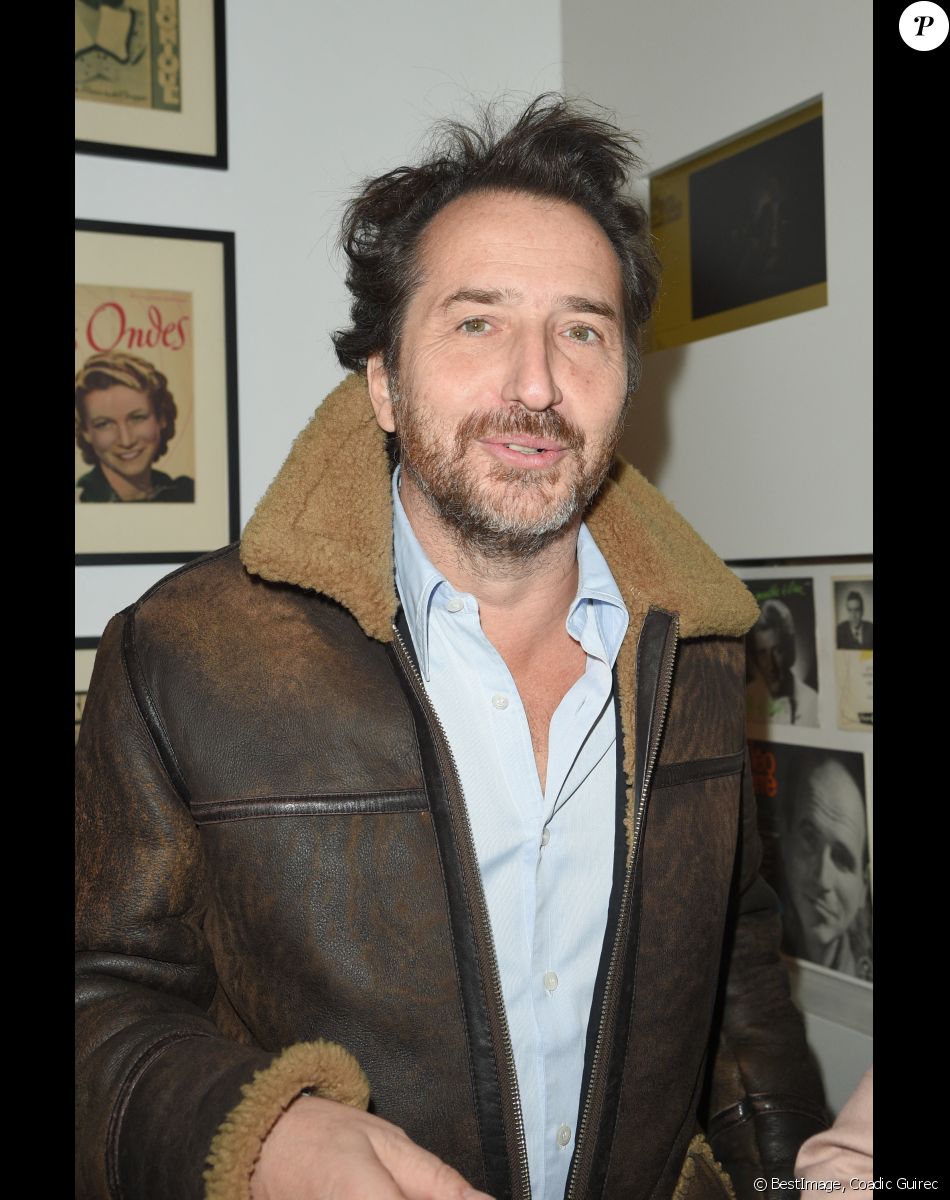 Edouard Baer - Le Studio Harcourt célèbre la sortie de l'ouvrage "Au Cours Florent" avec la participation exceptionnelle de F. Florent (fondateur du Cours Florent) à Paris le 20 novembre 2018. © Coadic Guirec/Bestimage