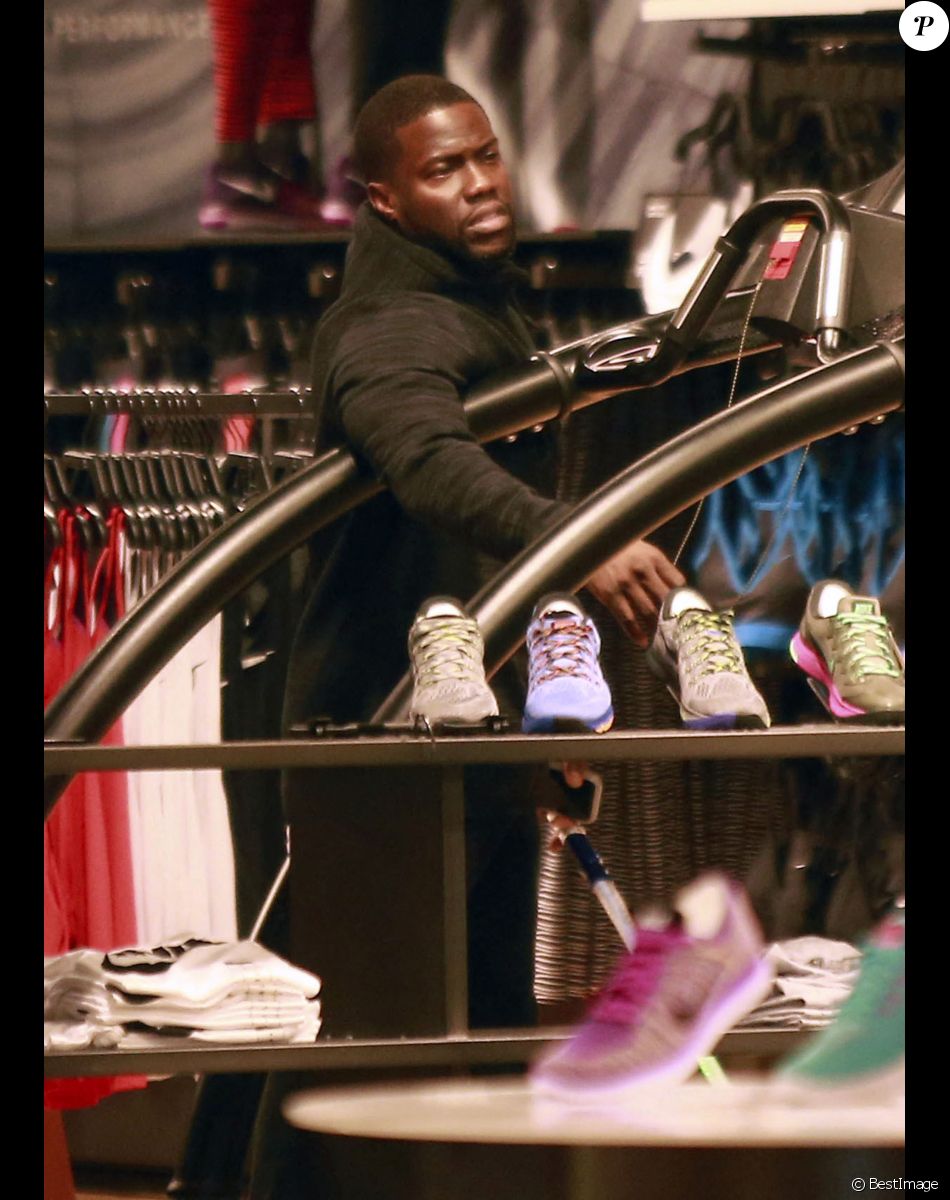 Exclusif - Kevin Hart fait du shopping avec ses fils Heaven et Hendrix et sa fiancée Eniko Parrish à Beverly Hills, le 7 avril 2016.