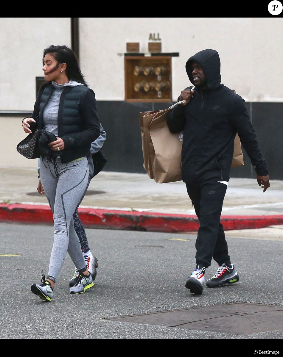 Exclusif - Kevin Hart fait du shopping avec ses fils Heaven et Hendrix et sa fiancée Eniko Parrish à Beverly Hills, le 7 avril 2016.