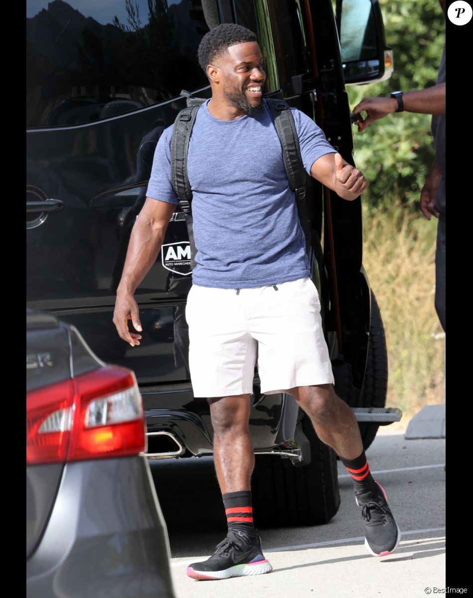 Exclusif - Le comédien et humoriste de 40 ans, Kevin Hart et son fils de 12 ans, Hendrix font du VTT dans les collines à Los Angeles, le 24 juin 2020.