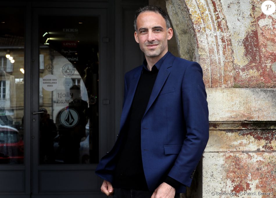 Raphaël Glucksmann, tête de liste PS-Place publique-Nouvelle Donne pour les élections européennes, en campagne dans le village de Créon, près de Bordeaux le 2 mai 2019. © Patrick Bernard / Bestimage