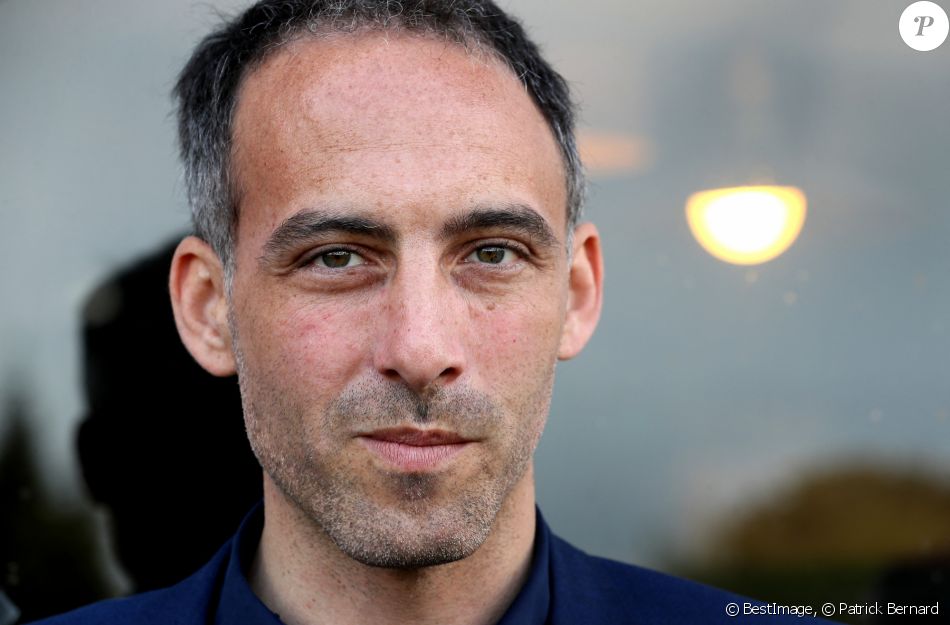 Raphaël Glucksmann, tête de liste PS-Place publique-Nouvelle Donne pour les élections européennes, en campagne dans le village de Créon, près de Bordeaux le 2 mai 2019. © Patrick Bernard / Bestimage