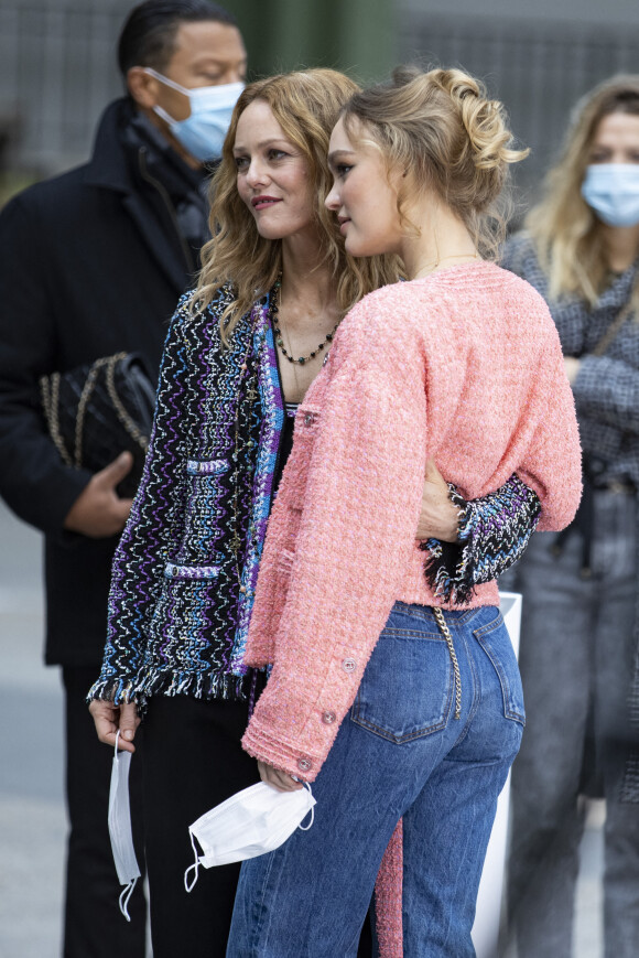 Vanessa Paradis et sa fille Lily Rose Depp - Photocall du défilé de mode prêt-à-porter printemps-été 2021 "Chanel" au Grand Palais à Paris. Le 6 octobre 2020 © Olivier Borde / Bestimage 