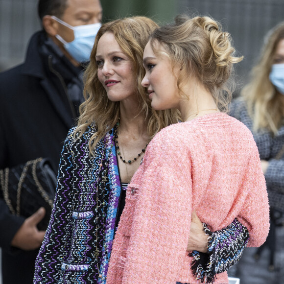 Vanessa Paradis et sa fille Lily Rose Depp - Photocall du défilé de mode prêt-à-porter printemps-été 2021 "Chanel" au Grand Palais à Paris. Le 6 octobre 2020 © Olivier Borde / Bestimage 