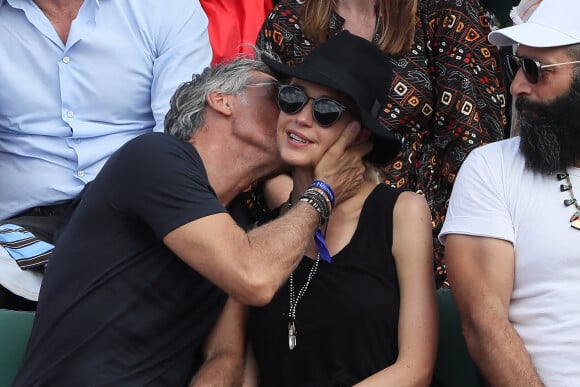 Hélène de Fougerolles et Marc Simoncini dans les tribunes de Roland-Garros, à Paris. Le 8 juin 2018. © Cyril Moreau / Bestimage